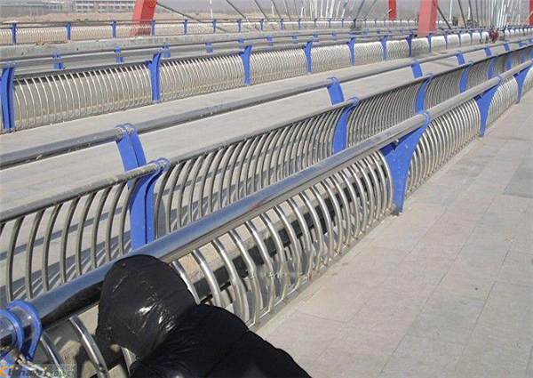 邯郸不锈钢复合管护栏一种安全而耐用的防护解决方案